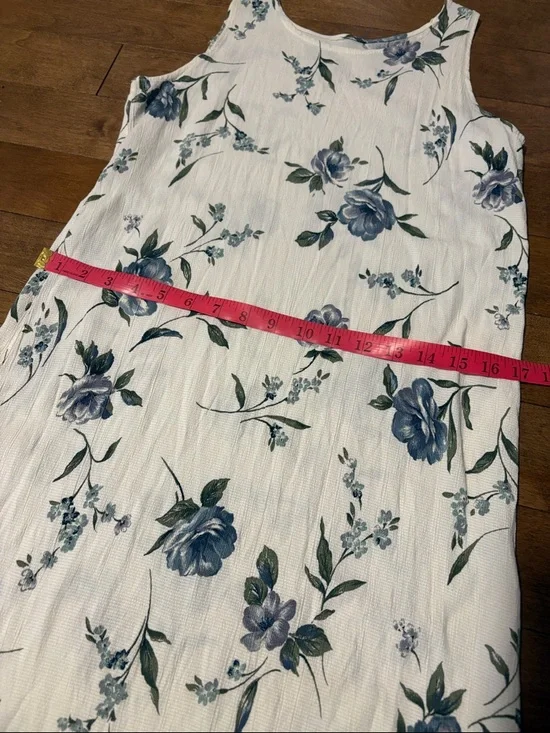 Vintage Sleeveless White Floral Midi Dress with Blue Rose Print - Picture 4 of 5